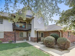 170 W Aspen Ct UNIT 8, Oak Creek, WI 53154