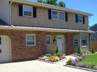 16 Brooktree Cir, Lindenhurst, NY 11757