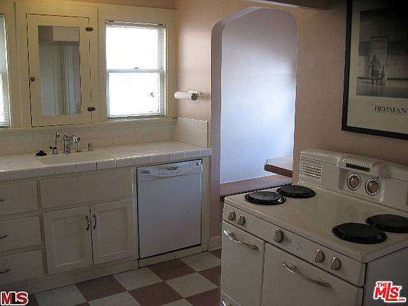 5th image of 628 N Beachwood Dr