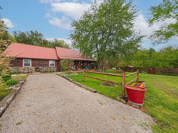 3rd image of 20889 Davis Rd