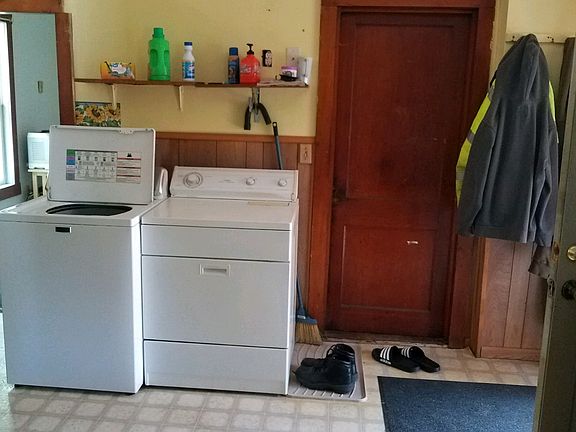 Kitchen and door to bsmt