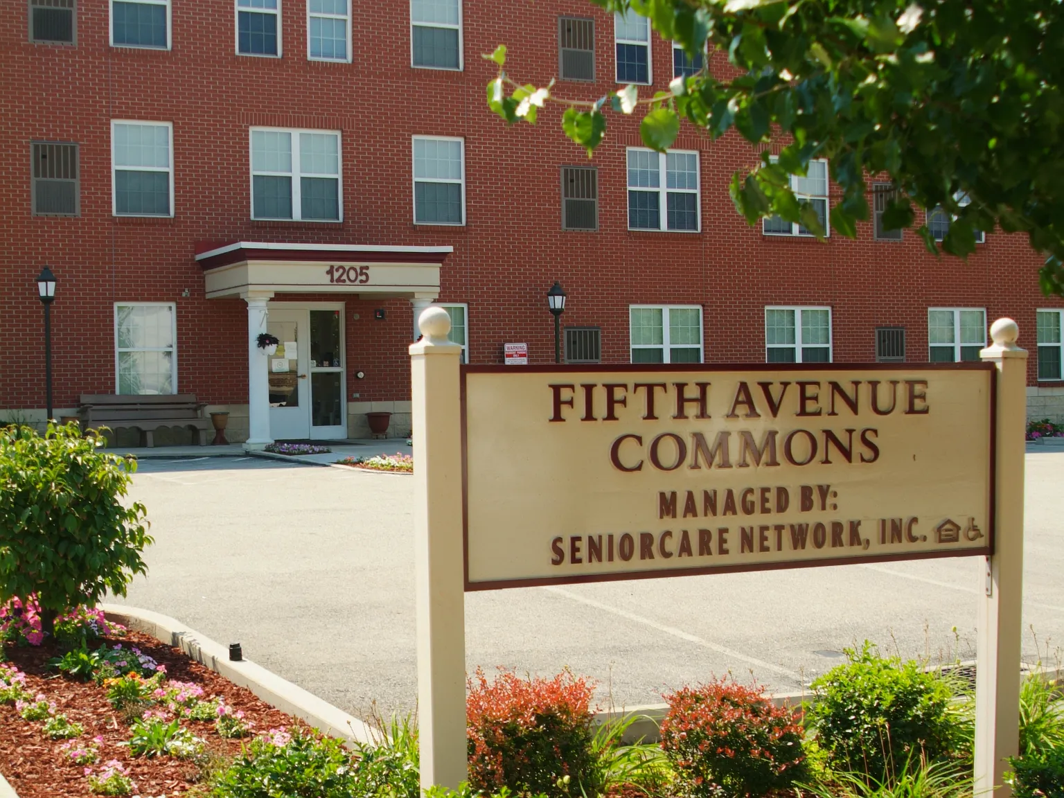 Fifth Avenue Commons — Photo 2