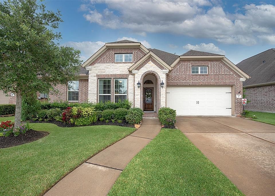 Gorgeous home with limestone accents close to great parks, restaurants and shopping.