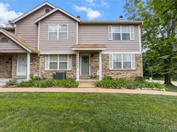 280 Carmel Woods Dr, Ballwin, MO 63021
