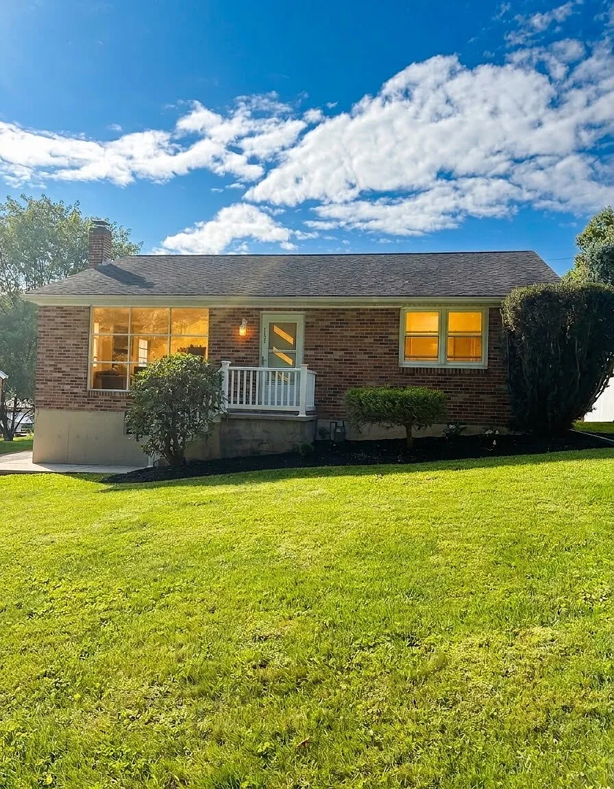 3 bed, 1.0 bath, 1102 sqft, $1,695 — Photo 1