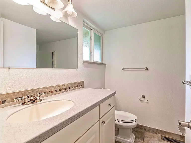 15618 SE Fairwood Blvd — Photo 3