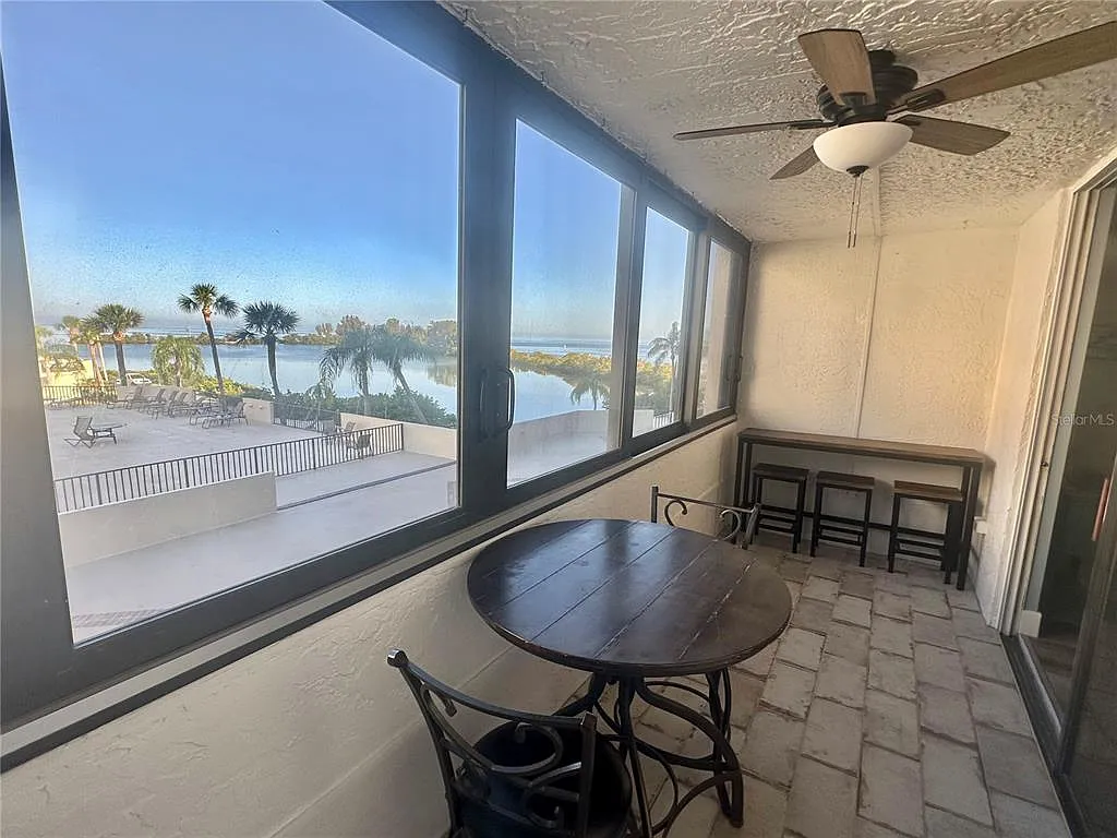 3 bed, 2.0 bath, 1563 sqft, $2,995 — Photo 3