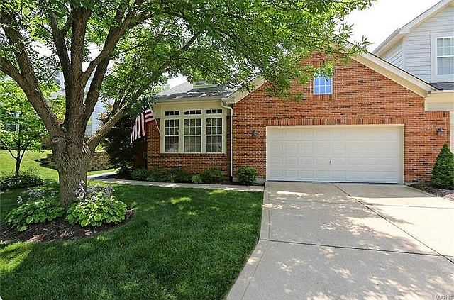 Welcome to this greatroom ranch style villa in the popular gated community of The Villas at Chesterfield Bluffs.  Vaulted & 9' ceilings plus lovely wood floors flow through this villa backing to trees, common ground & walking path.  Enjoy over 1800 sq ft 