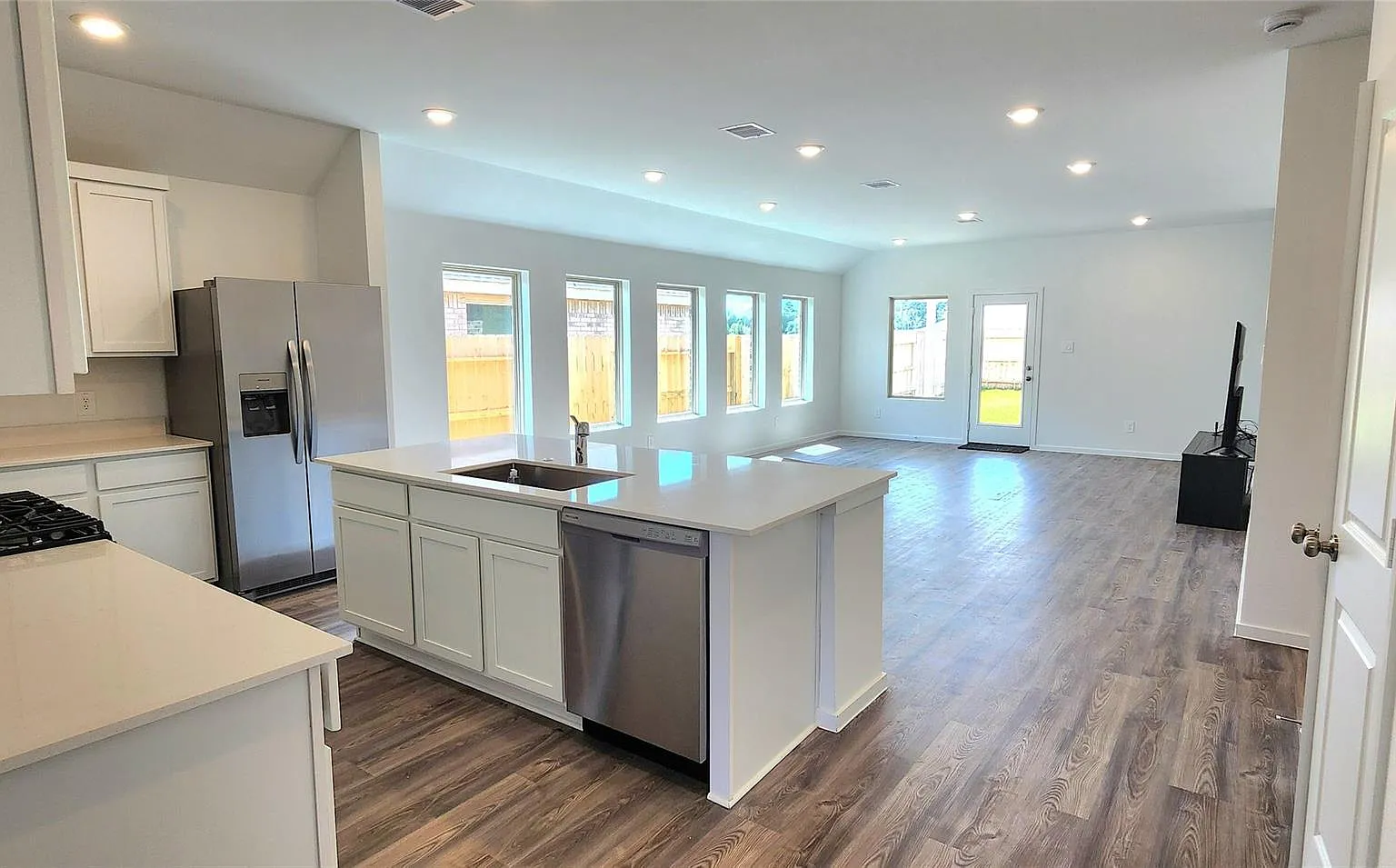 4 bed, 2.0 bath, 1932 sqft, $2,000 — Photo 3