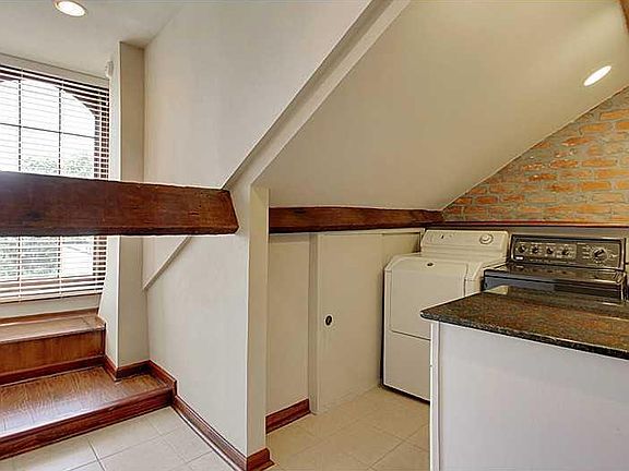 5th image of 927 Toulouse St #302