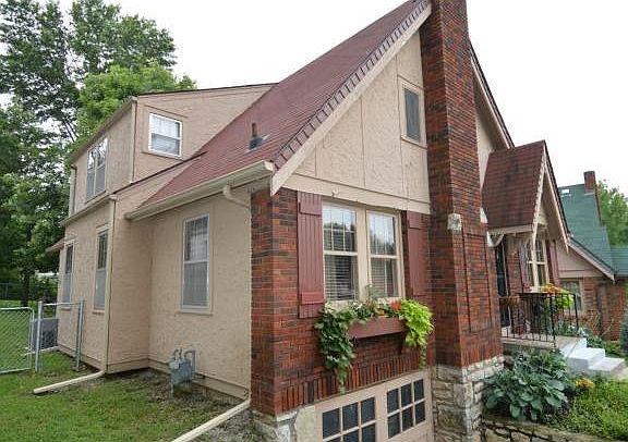 4th image of 2417 Everett Ave