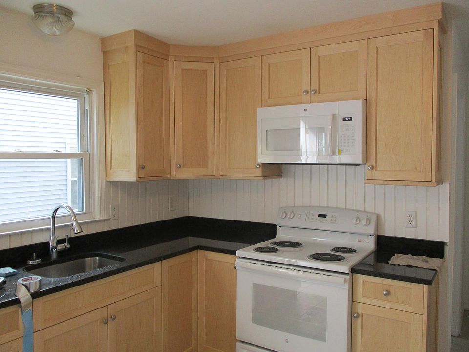 2nd image of 3 Deerfield St