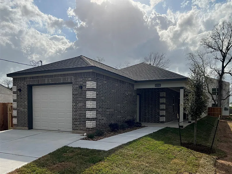 817 Center St — Photo 37