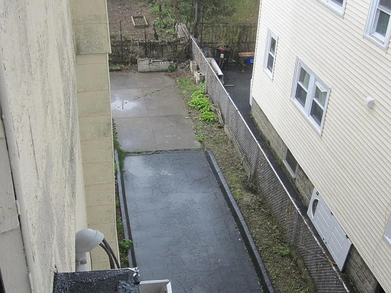 4-car tandem parking (1 spot guaranteed for each apartment)