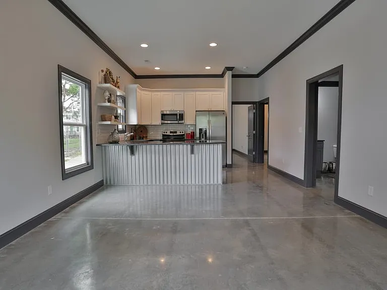 2411 Vine St — Photo 4