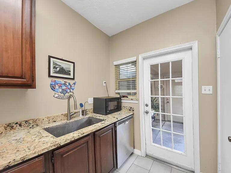 1022 Memorial Village Dr — Photo 18