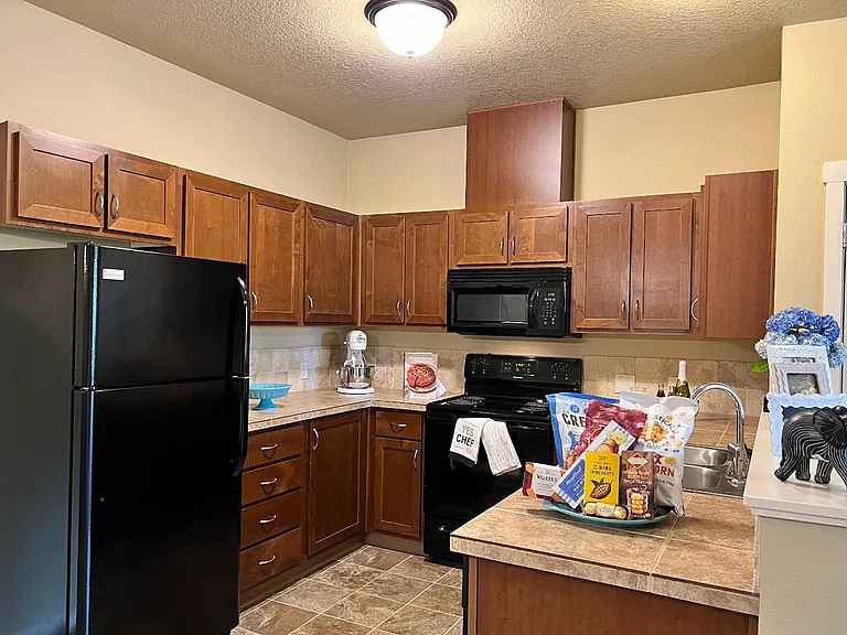 Catron Apartments - 1-3 Bedrooms 2 Bathrooms with In Unit Washer/Dryer and Internet — Photo 21