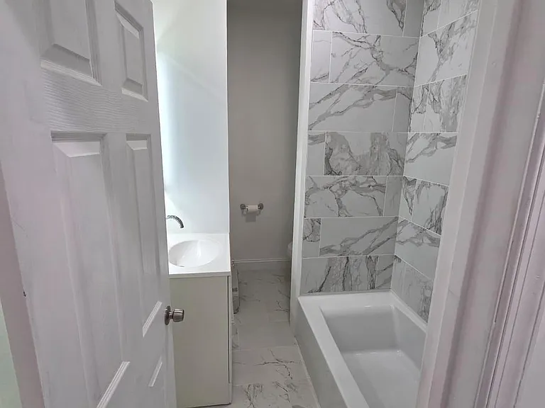 558 E Herman St — Photo 5