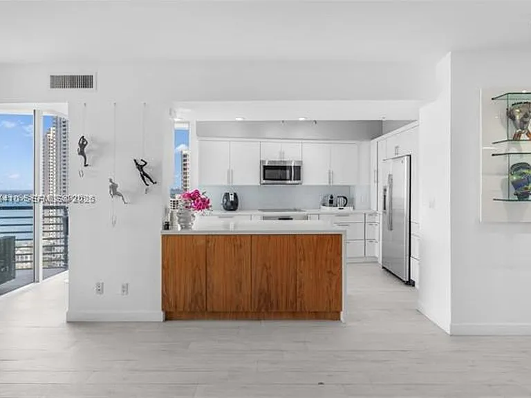 335 Biscayne #2309 — Photo 12