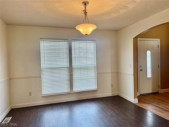 4th image of 9028 Victoria Ln