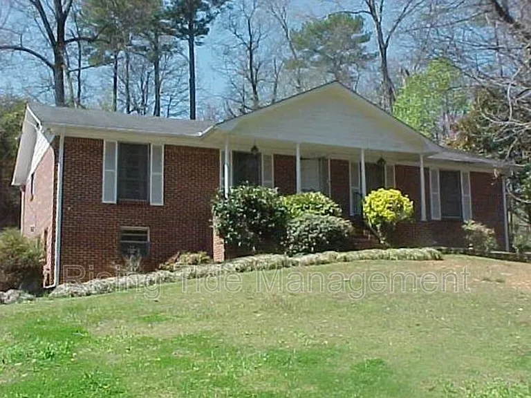 1928 Poplar Dr — Photo 1