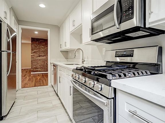 4th image of 2643 Greenbriar Dr APT 4
