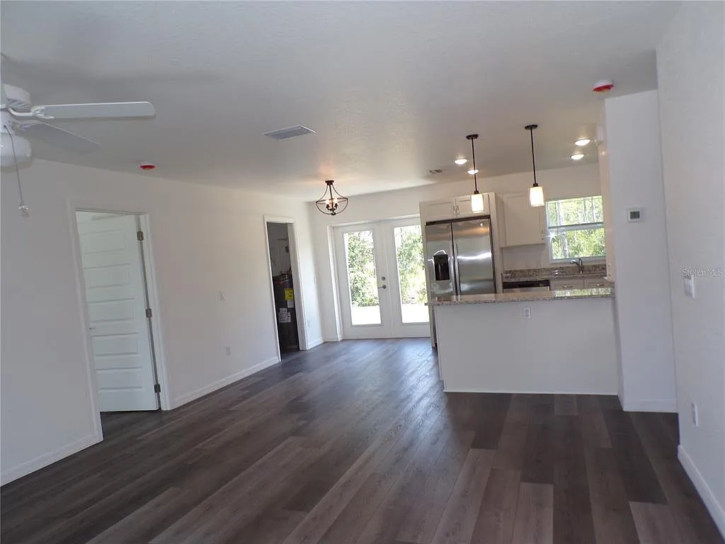 3 bed, 2.0 bath, 1283 sqft, $1,800 — Photo 2