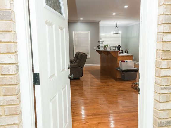 3rd image of 28 Oak Ridge Dr