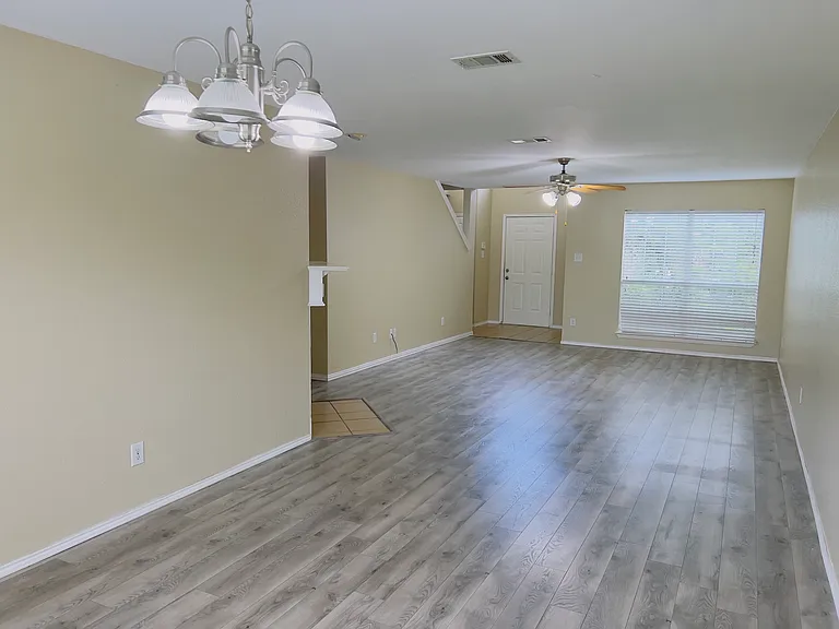 1210 Antoinette Dr — Photo 3