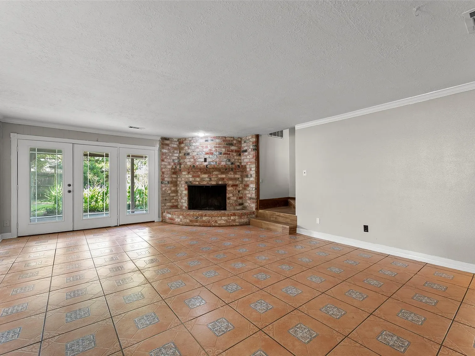 4 bed, 2.5 bath, 3028 sqft, $2,500 — Photo 2