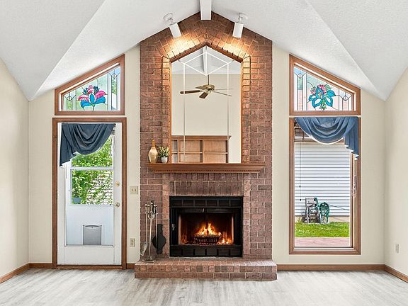 2nd image of 1019 Woodland Springs Pl