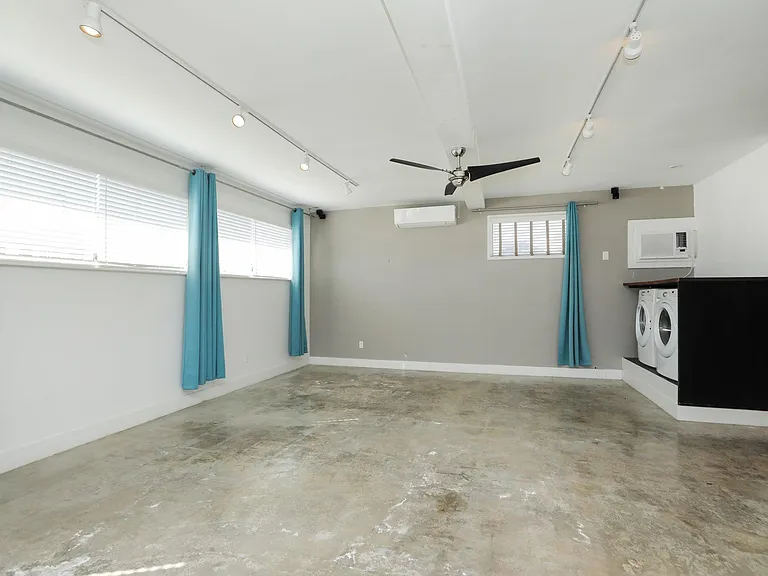 2215 Cleburne St — Photo 10