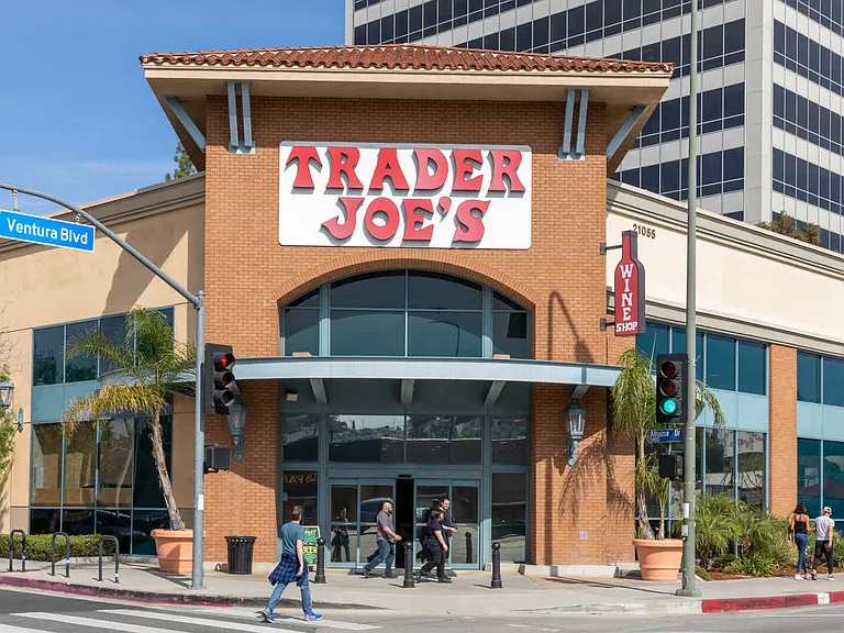 Less than a mile to grocery shopping and more on Burbank Boulevard.