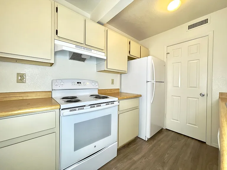 1004 E Goodwin St — Photo 7