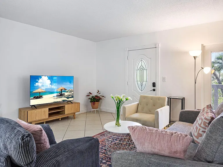 400 SE 31st St #8 — Photo 10