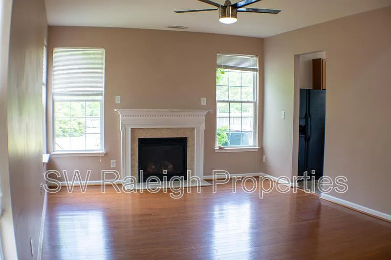 3 bed, 2.5 bath, 1851 sqft, $2,100 — Photo 2