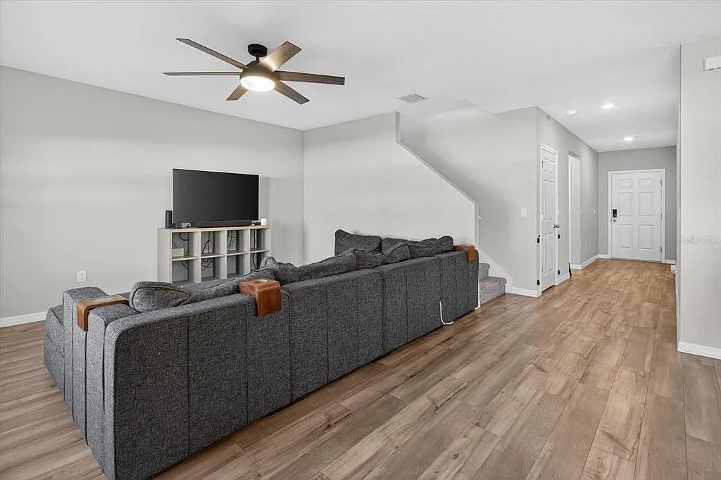 5 bed, 3.0 bath, 2493 sqft, $3,500 — Photo 2