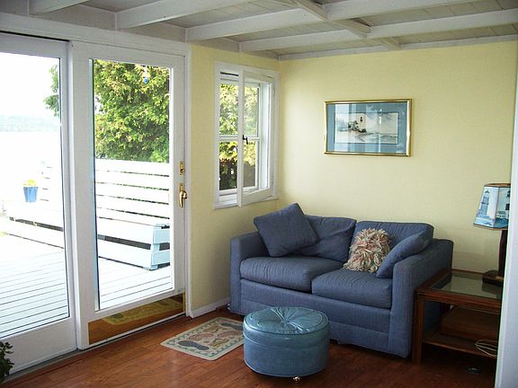 Sunroom w/sliding doors to deck