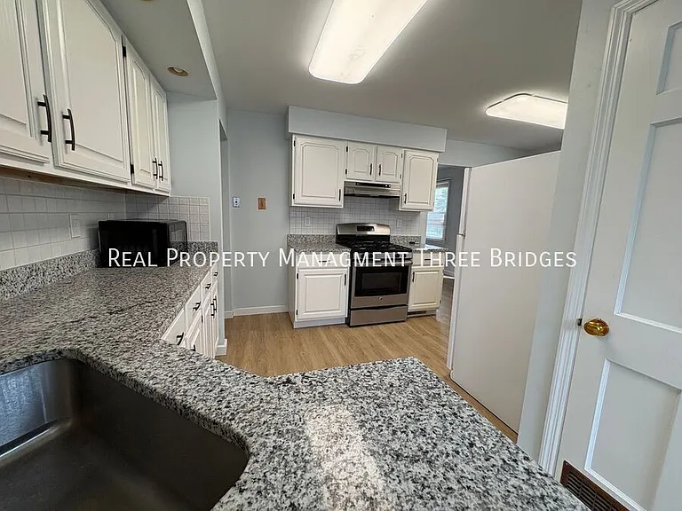 10335 Lackland Rd — Photo 7