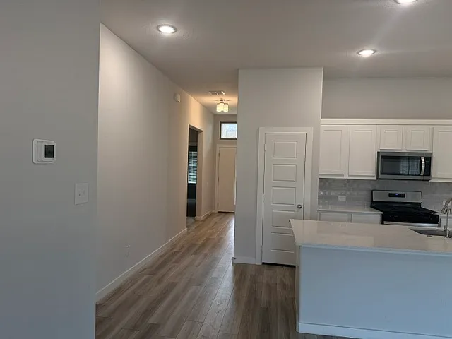 3 bed, 1889 sqft, $2,350 — Photo 3