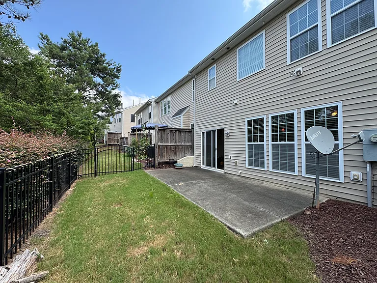 8211 Saltwood Pl — Photo 32