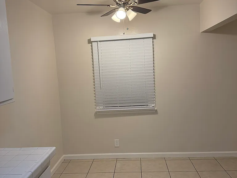100 W Elm St #4 — Photo 10