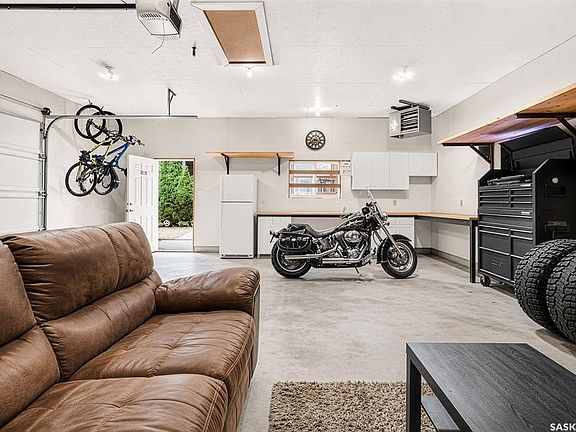 4th image of 1077 Clifton AVENUE