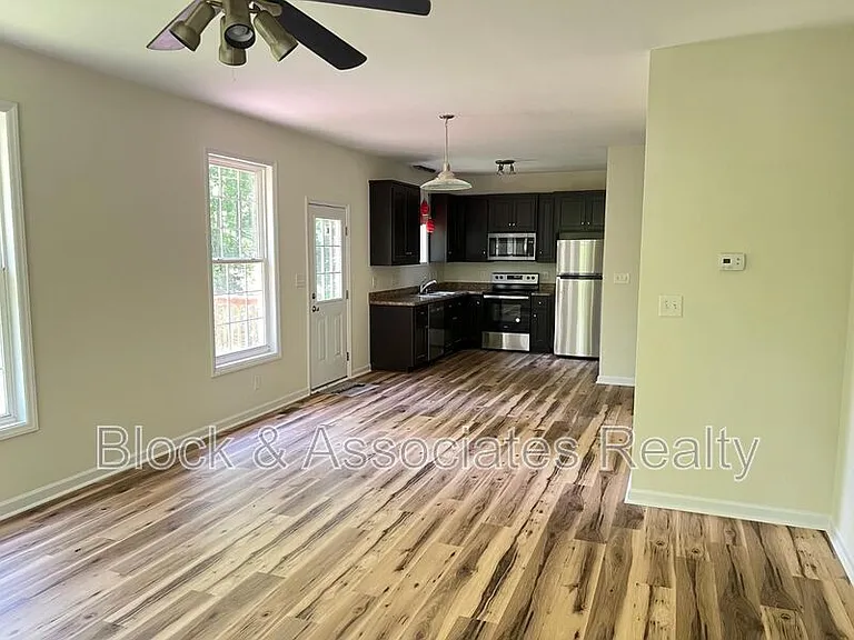302 Edward Ct — Photo 2
