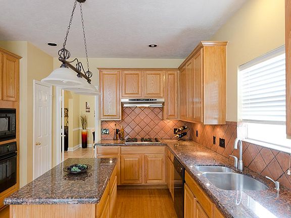 5th image of 2323 S Lake Dr