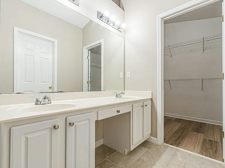 5755 Lakeview Cir — Photo 37