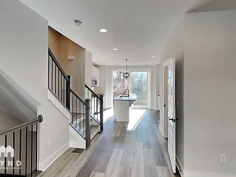 586 W End Dr — Photo 6