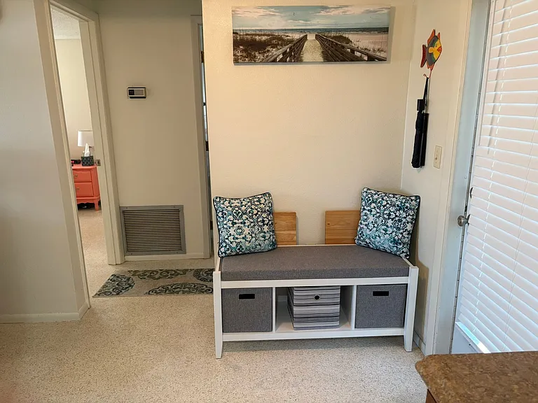 327 E Green St — Photo 4
