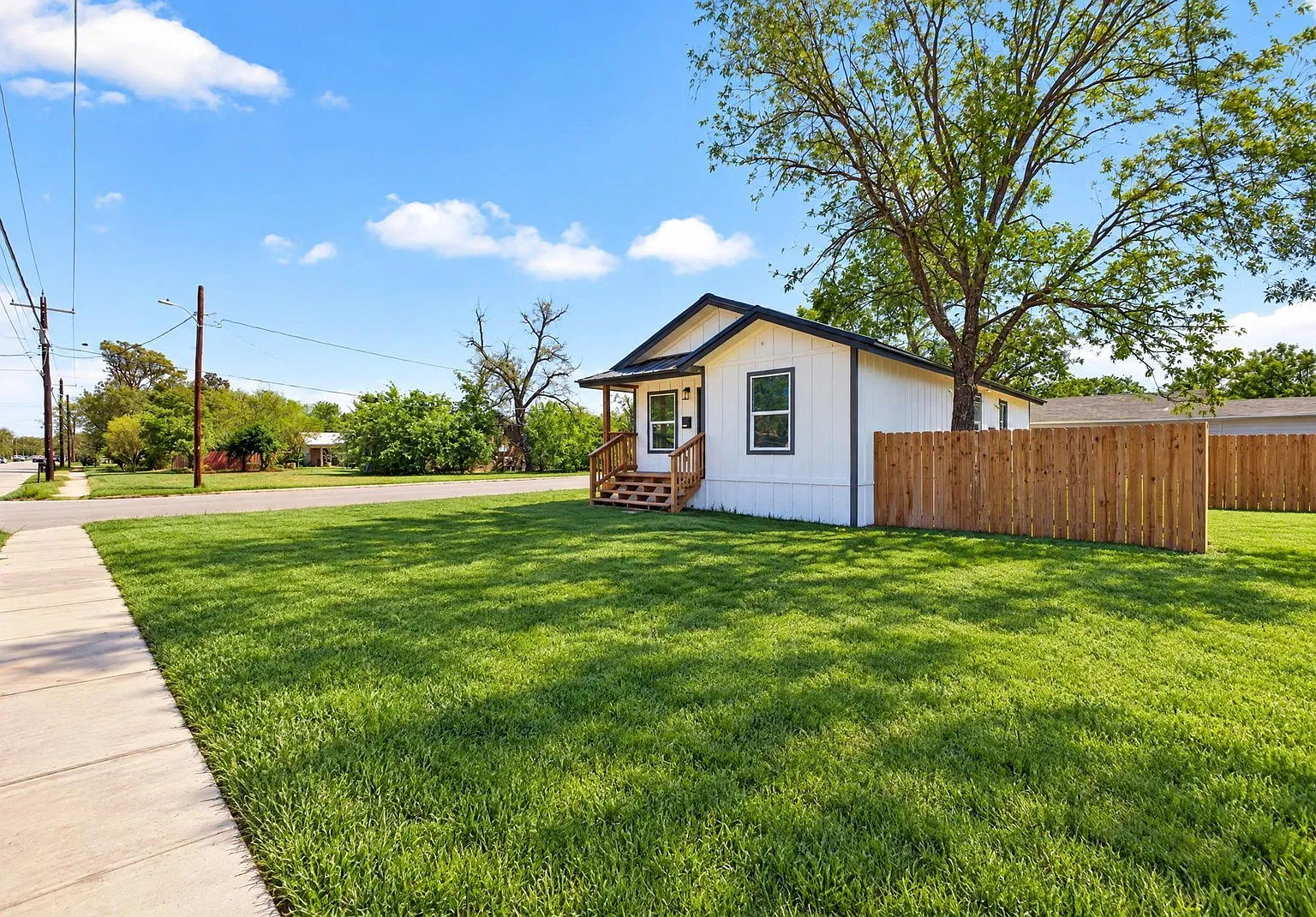 3 bed, 2.0 bath, 1100 sqft, $1,650 — Photo 3