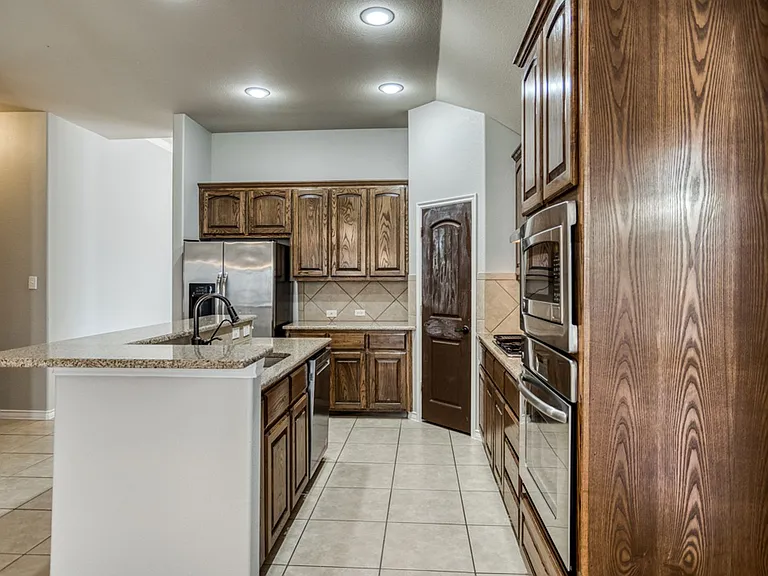 1404 Pillar Bluff Way — Photo 7